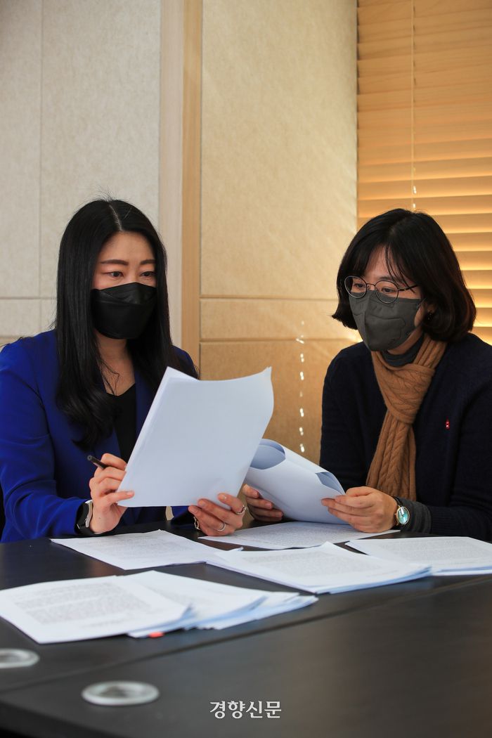 14일 서울 중구 경향신문사에서 양윤의·차미령 문학평론가(왼쪽부터)가 2023 경향신문 신춘문예 평론 부문 심사를 하고 있다. 이준헌 기자