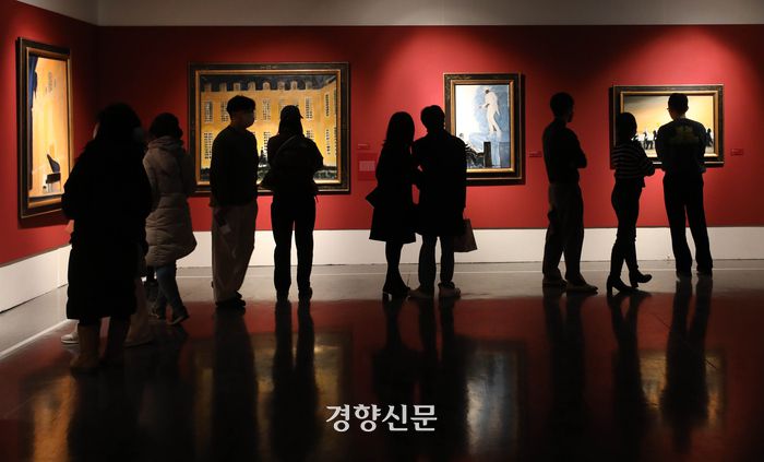 20세기 정통 회화의 마지막 계숭자 앙드레 브라질리에의 국내 첫 대규모 단독전이 열리는 서울 예술의전당 디자인미술관을 찾은 관람객들이 25일 작품들을 감상하고 있다. 김창길기자