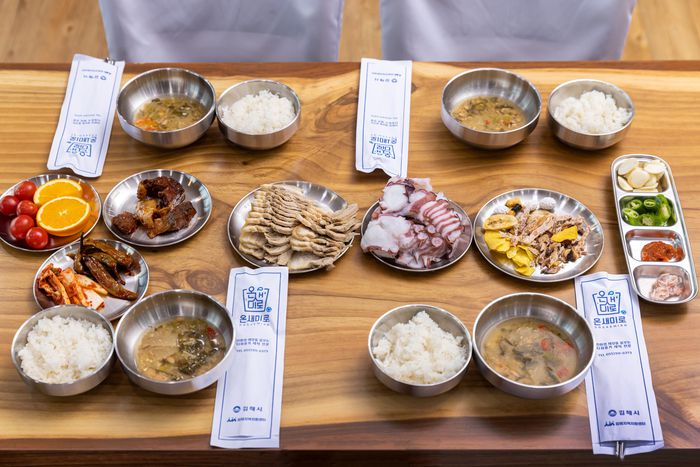 경남 김해지역 민간장례식장에서 다회용기를 이용해 준비한 음식. 김해시 제공