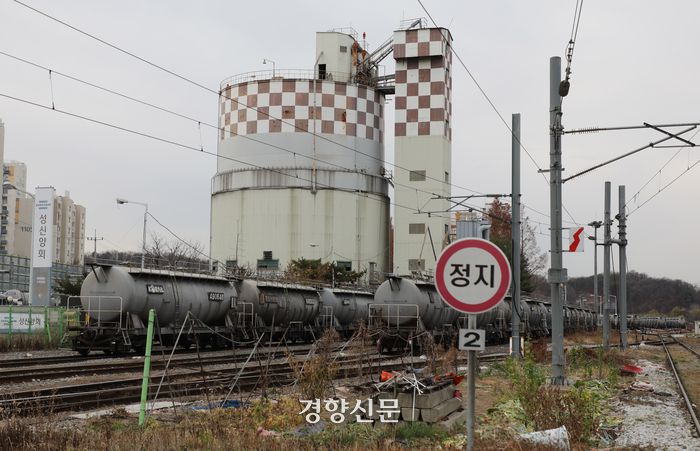 27일 서울의 한 시멘트공장 앞 선로에 시멘트 수송 열차가 멈춰 있다. 강윤중 기자