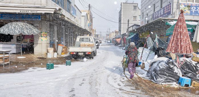 남쪽 목포는 상대적으로 따뜻하지만 강풍에 이은 추위와 내리는 눈에 시장 기능이 멈췄다. 새벽시장은 노점상이든 상가든 열린 곳이 드물었다. 파장이었다.