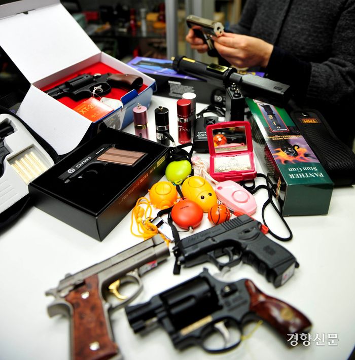 가스총과 전기충격기 등 호신용품 / 정지윤 선임기자