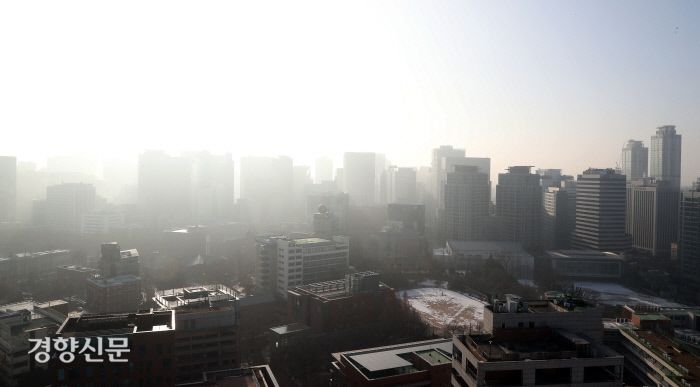 수도권을 비롯해 9개 시·도에 미세먼지 비상저감조치가 시행된 8일 서울 시내의 건물들이 미세먼지로 인해 뿌옇게 보인다. 서성일 선임기자