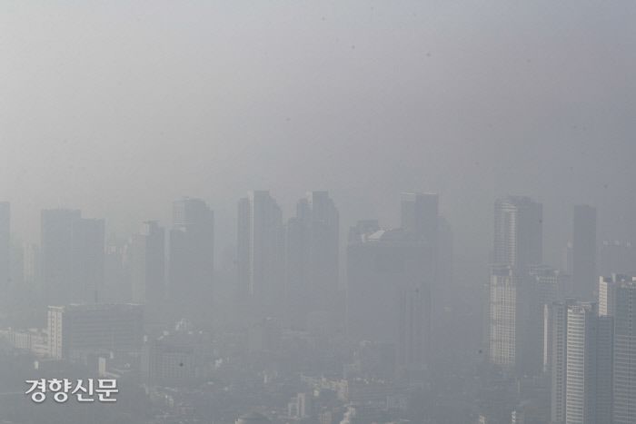 서울 등 전국 대부분 지역에 미세먼지 농도가 ‘나쁨’ 수준을 보이고 있는 8일 서울 중구 남산에서 바라본 도심이 뿌옇다. 문재원 기자