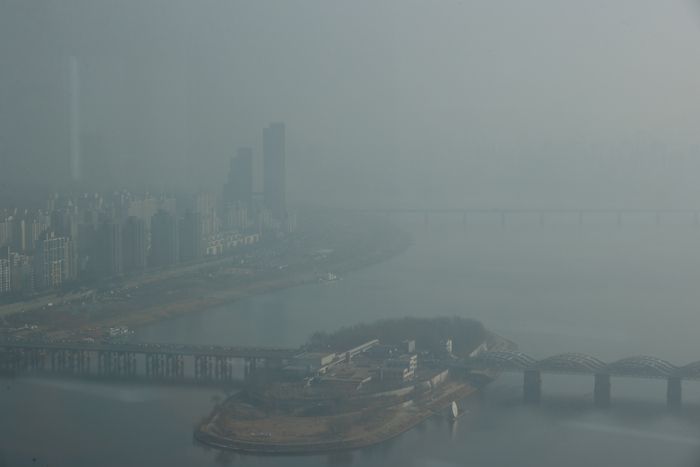 서울을 비롯한 9개 시·도에 미세먼지 비상저감조치가 시행된 8일 서울 여의도 63스퀘어에서 바라본 서울 시내가 미세먼지로 뿌옇다. 연합뉴스.