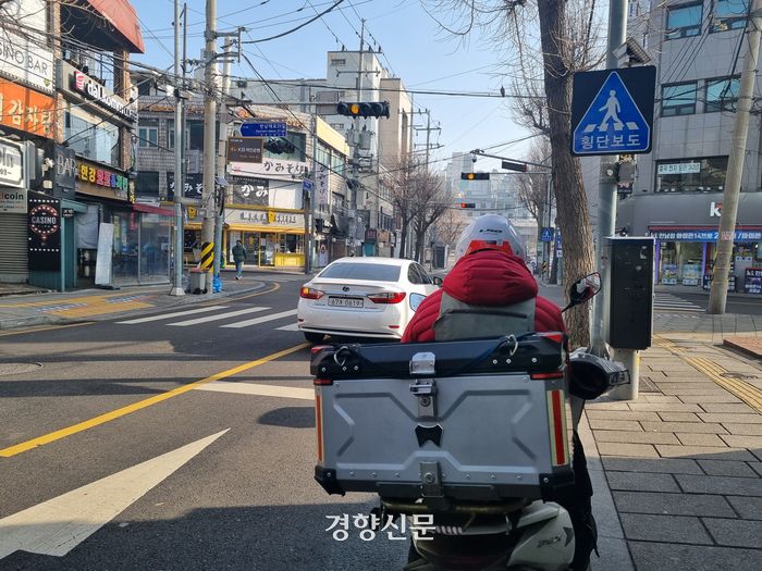 서울에 미세먼지·초미세먼지 주의보가 내려진 8일 오전 서울 용산구에서 취재진과 만난 배달 라이더 한상원씨. 하루에 8시간 밖에서 일하는 그는 마스크 대신 워머를 코 밑까지 내려 썼다. 전지현 기자