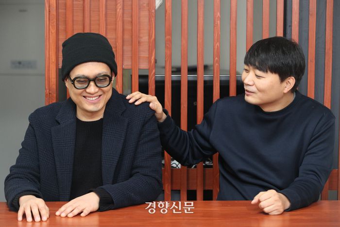 ‘에스닉 재즈’ 밴드 고니아의 멤버 김형택(기타·오른쪽)과 김민성(베이스)이 지난 2일 전북 전주 완산구의 연습실에서 경향신문과 인터뷰를 하고 있다. 성동훈 기자