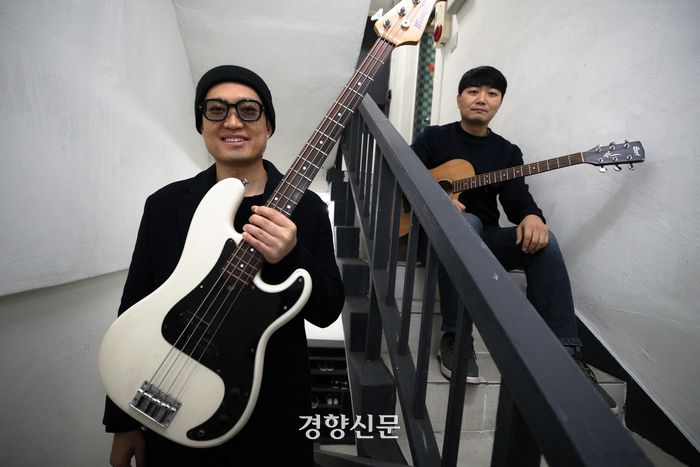 전북 전주를 중심으로 활동 중인 에스닉 재즈 밴드 고니아의 멤버 김형택(오른쪽, 리더·기타), 김민성(베이스)이 지난 3일 전주 완산구의 연습실에서 인터뷰 전 포즈를 취하고 있다. 성동훈 기자
