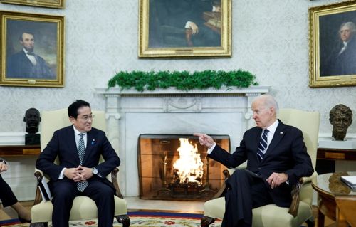 조 바이든 미국 대통령과 기시다 후미오 일본 총리가 13일(현지시간) 백악관 오벌오피스에서 정상회담에 앞서 대화를 나누고 있다. 로이터연합뉴스