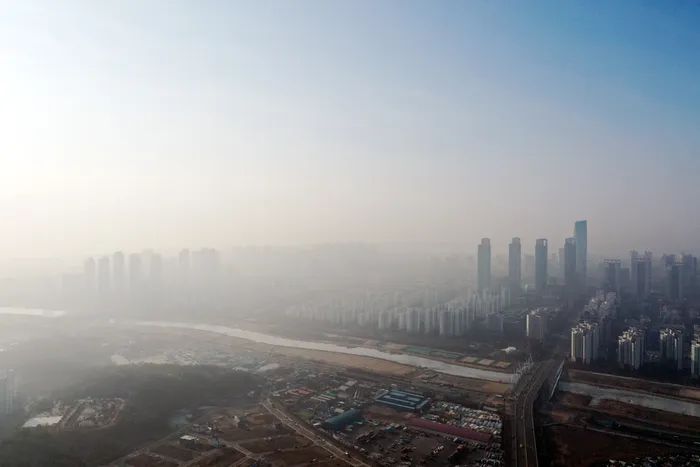 인천지역의 미세먼지 농도가 ‘매우 나쁨’ 수준을 보인 9일 오전 인천시 연수구 송도국제도시에 미세먼지가 가득 차 있다. 연합뉴스.