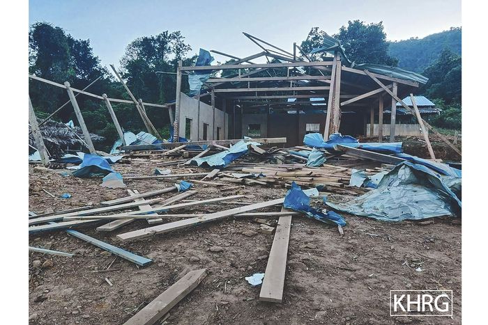 지난 13일(현지시간) 미얀마 카렌주 파푼 지역의 민가가 군부의 공습으로 파괴된 모습. AP연합뉴스