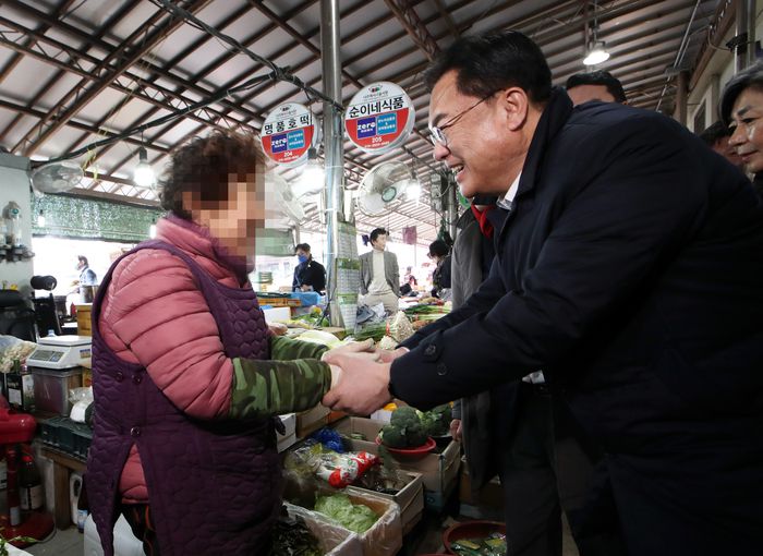 정진석 국민의힘 비상대책위원장이 19일 전남 나주시 목사고을5일전통시장을 찾아 상인과 인사하고 있다. 연합뉴스