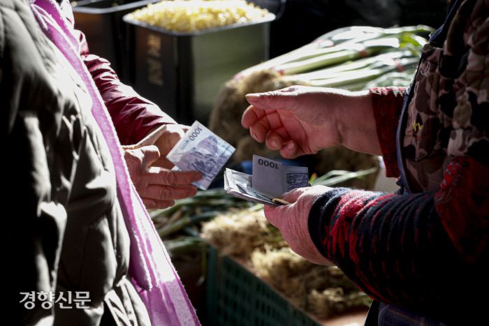 설 연휴를 하루 앞둔 20일 전남 나주시 영산포 오일장에서 시민들이 장을 보고 있다. 문재원 기자