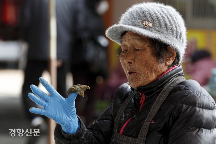 점심시간 무렵 한 상인이 떡을 먹으며 끼니를 해결하고 있다. 문재원 기자