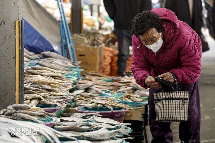 어물전 앞에서 한 할머니가 거스름돈을 챙기고 있다. 문재원 기자