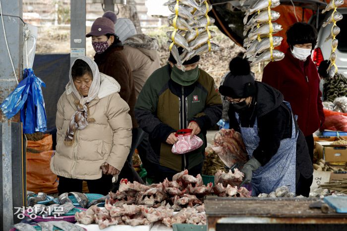 설 연휴를 하루 앞둔 20일 전남 나주시 영산포 오일장에서 시민들이 장을 보고 있다. 문재원 기자