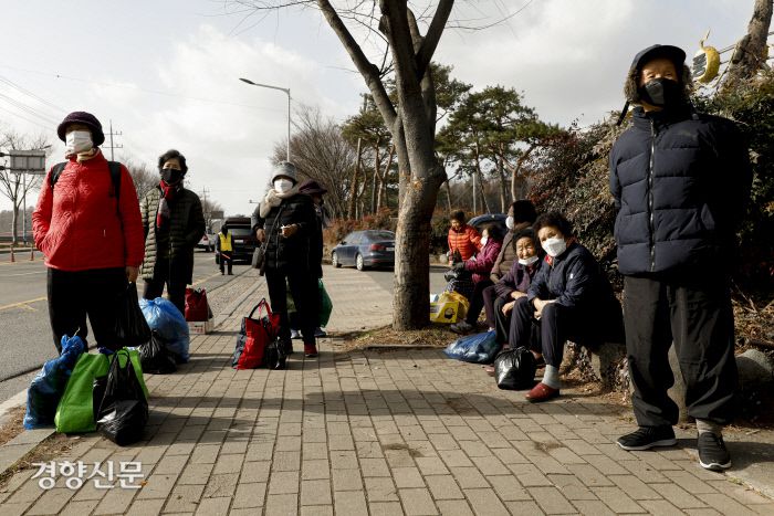 설 연휴를 하루 앞둔 20일 전남 나주시 영산포 오일장에서 장을 본 시민들이 버스 정류장에서 버스를 기다리고 있다. 문재원 기자