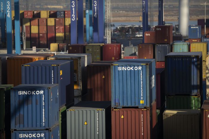 지난 16일(현지시간) 톈진항에 컨테이너 박스가 쌓여있다. AP 연합뉴스