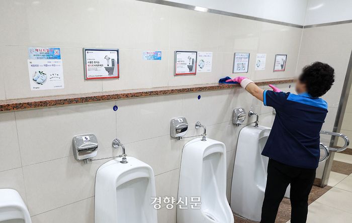 청소노동자가 서울 지하철 한 역사의 화장실 청소를 하고 있다. 우철훈 선임기자