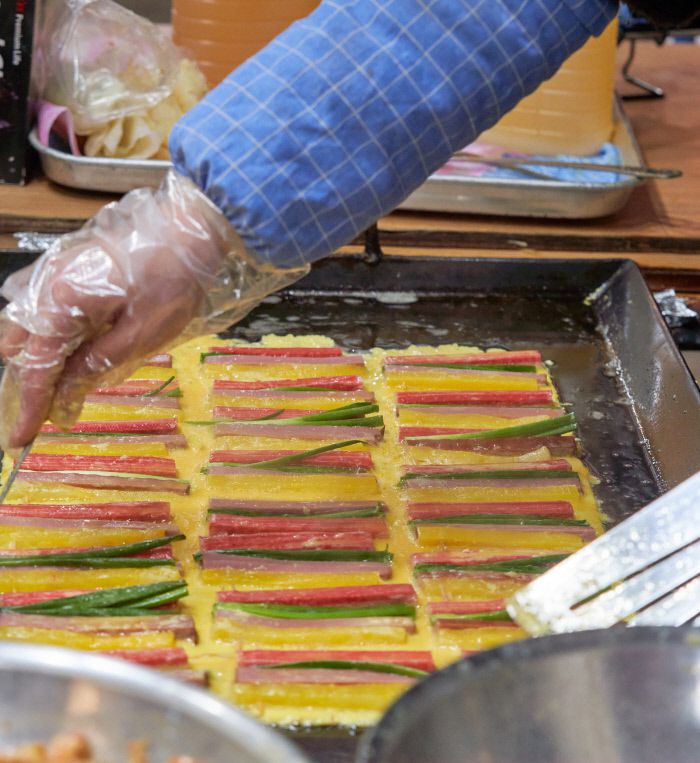 설 대목을 목전에 둔 시장은 활기가 넘쳤다. 반찬 가게에서는 전을 부치는 기름 냄새가 가득하다.