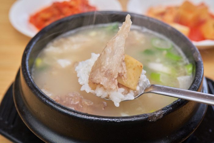 연산시장 근처에서 파는 한우 도가니탕. 국물 한 술 뜨면 구수한 향이 입안을 감싼다.