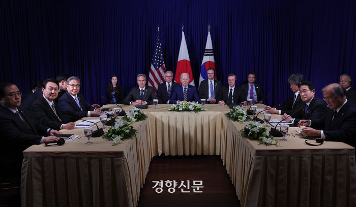 지난해 11월, 아세안+3 정상회의에 참석한 윤석열 대통령과 조 바이든 미국 대통령, 기시다 후미오 일본 총리가 한·미·일 정상회담을 하고 있다./프놈펜|강윤중 기자