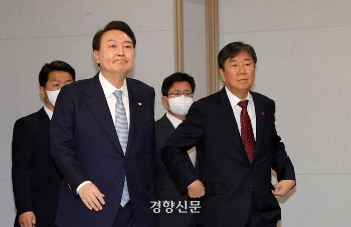 윤석열 대통령이 1월 25일 서울 용산 대통령실 청사에서 열린 위원회 위촉장 수여식에 입장하고 있다. 오른쪽은 김대기 비서실장 / 대통령실사진기자단