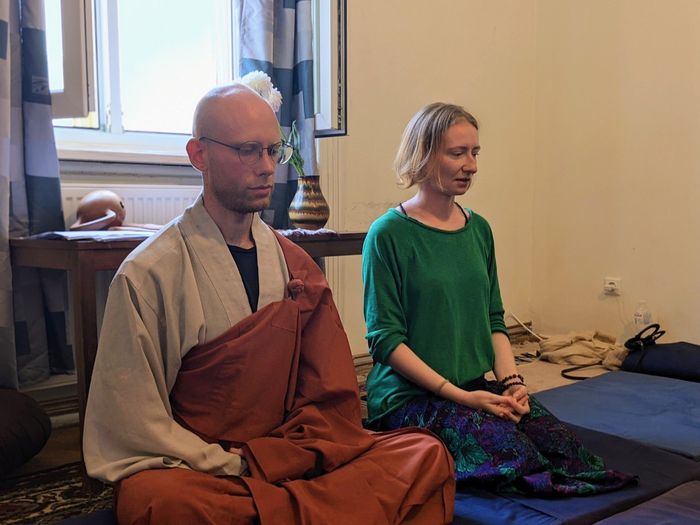 센터에서 좌선(명상)과 기도, 법요 의식 등 초보자를 위한 8주 명상 치유 프로그램을 진행중인 원학 스님(사진 왼쪽). 원학 스님 제공