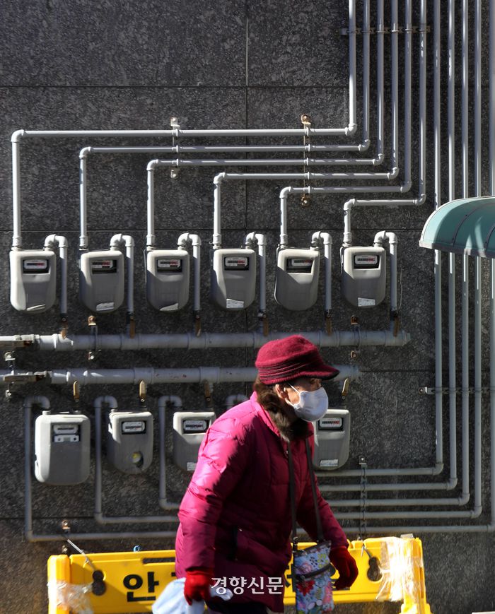 설 연휴 끝자락부터 전국에 올 겨울 최강 한파가 닥친 가운데 도시가스 요금, 열 요금 인상 등으로 난방비 폭탄을 맞았다는 가구가 속출하고 있다. 25일 서울 관악구의 연립주택 외벽에 설치된 도시가스 계량기 앞으로 한 시민이 지나가고 있다. 김창길기자