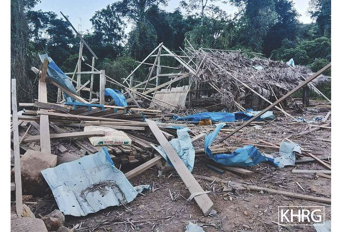 지난 13일(현지시간) 미얀마 동부 카렌주에서 군부가 가한 공습으로 민가가 파괴된 모습. AP연합뉴스