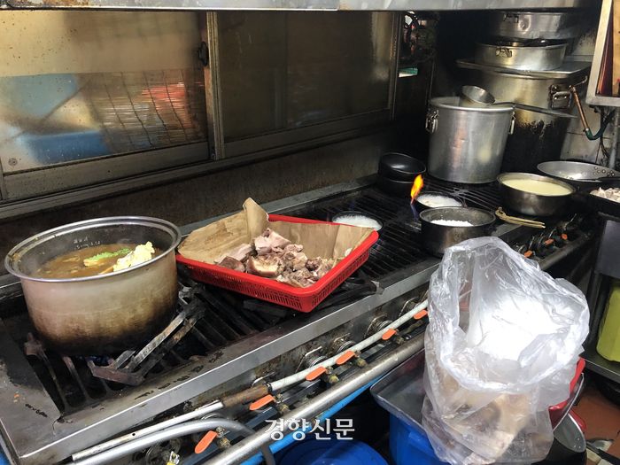 지난 27일 서울 마포구의 한 국밥집 주방에서 음식을 준비하는 화구에 가스불이 켜져있다. 김송이 기자