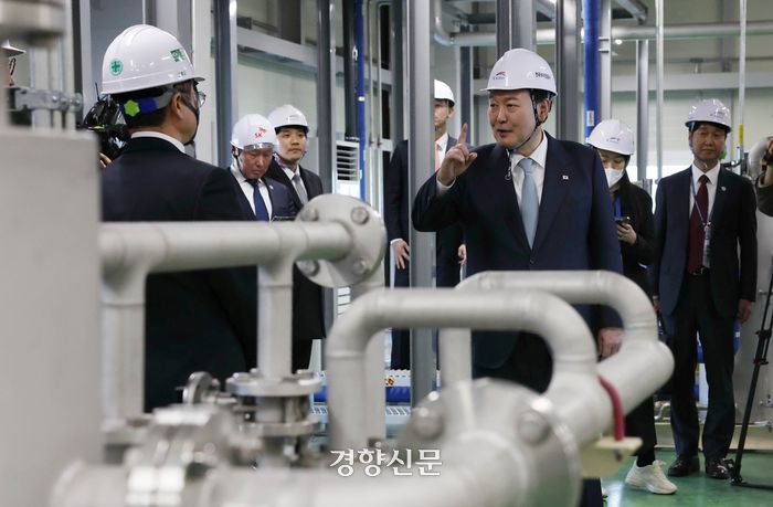 윤석열 대통령이 1일 경북 구미시 SK실트론 2공장을 방문해 초순수 실증플랜트를 시찰하고 있다. 대통령실사진기자단