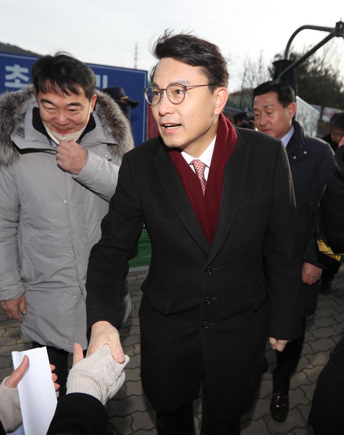 국민의힘 윤상현 의원이 2일 전직 대통령 박근혜씨의 생일을 맞아 화환 등 선물을 가지고 박씨의 대구 달성군 사저를 방문한 자리에서 지지자들과 인사하고 있다. 연합뉴스