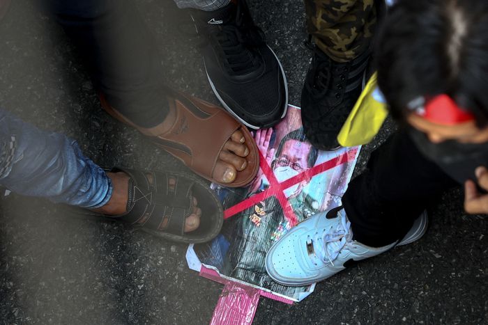 미얀마 군부 쿠데타 2주년을 맞은 지난 1일 태국 방콕 주재 미얀마 대사관 앞에서 시위 참가자들이 민 아웅 흘라잉 미얀마 최고사령관의 사진을 밟고 있다. 로이터연합뉴스