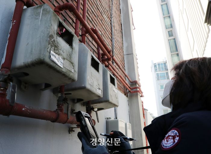 도시가스 안전점검원 김윤숙씨가 1일 서울 은평구 응암동의 다세대주택에서 가스사용량 검침과 안전점검을 하고 있다. / 서성일 선임기자