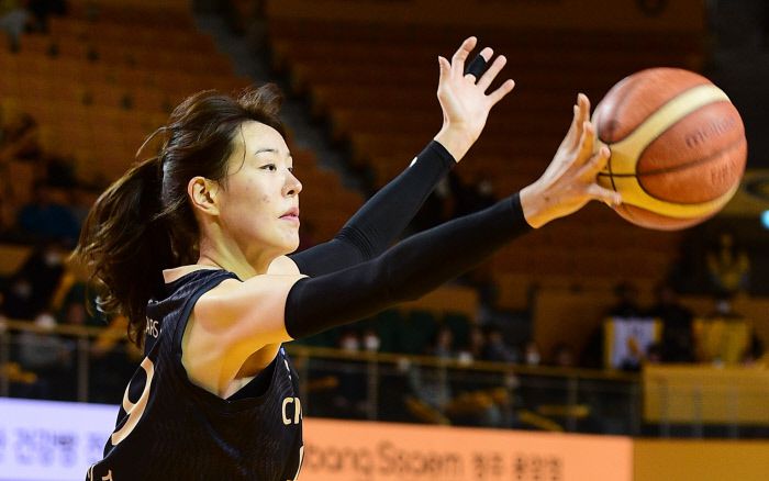 KB 박지수가 지난 1일 하나원큐전에서 공을 잡고 있다. WKBL 제공