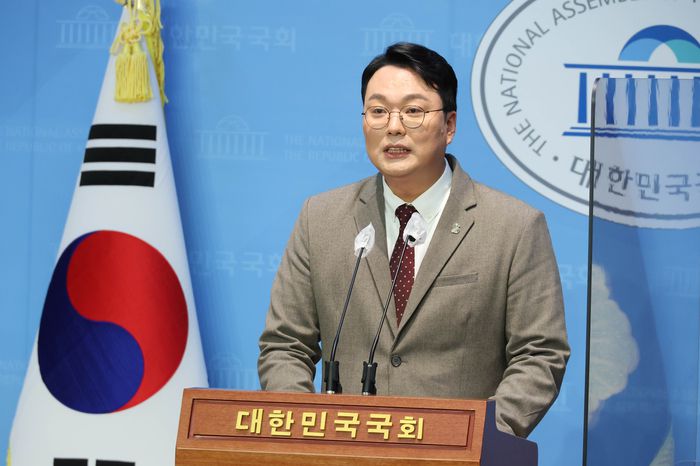 국민의힘 천하람 전남 순천갑 당협위원장이 2월 3일 국회 소통관에서 열린 당대표 출마기자회견에서 “당대표가 되면 윤핵관을 퇴출시키겠다”고 주장하고 있다./ 연합