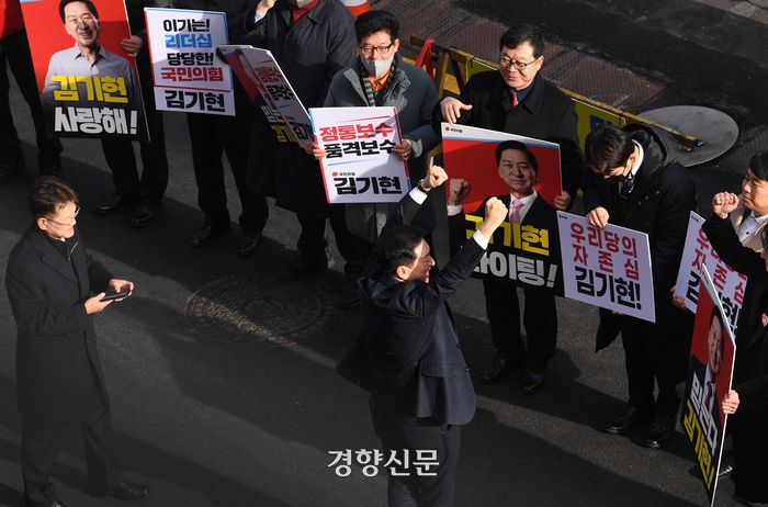 국민의힘 당권주자인 김기현 의원이 2월 2일 서울 여의도 국민의힘 중앙당사 앞에서 당대표 선거 후보자 등록에 앞서 지지자들을 향해 양 주먹을 들어보이고 있다. / 국회사진기자단
