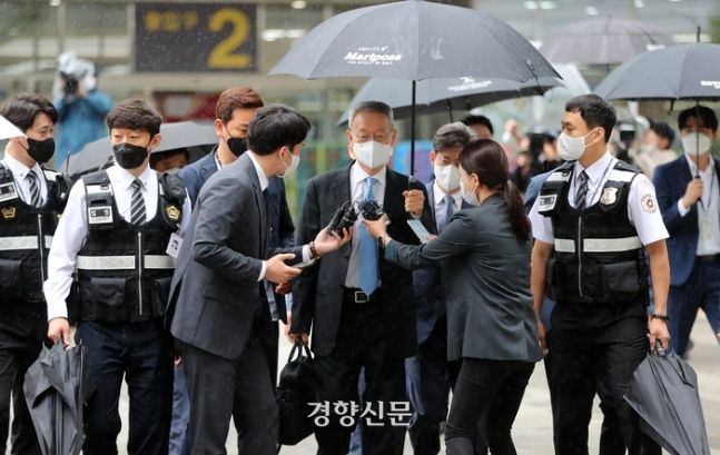 문재인 정부 ‘산업부 블랙리스트’ 의혹으로 검찰 수사를 받는 백운규 전 산업통상자원부 장관이 2021년 6월15일 구속 전 피의자 심문(영장실질심사)을 받기 위해 서울 동부지법에 들어서고 있는 모습. 경향신문DB