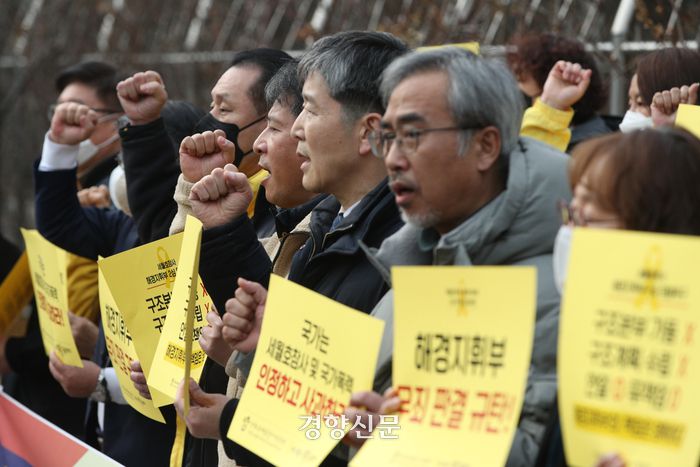 세월호참사가족협의회·4.16연대 관계자들이 7일 서울 서초구 서울중앙지법 앞에서 해경지휘부 2심 선고에 대한 입장을 밝히고 있다. 이날 법원은 세월호 참사 당시 초동 대응을 하지 않은 혐의를 받는 김석균 전 해양경찰청장에 대해 무죄를 선고했다. 성동훈 기자