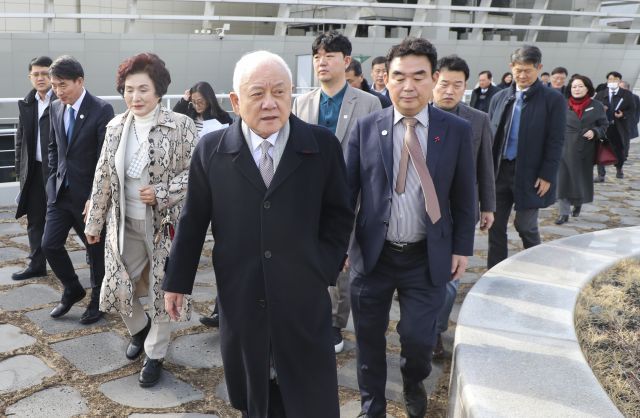 김한길 국민통합위원회 위원장과 위원 등 관계자들이 지난 1일 부산시 동구 부산항 국제여객터미널 하늘공원을 방문해 ‘2030 부산세계박람회(엑스포)’ 예정 부지를 둘러보고 있다. 연합뉴스