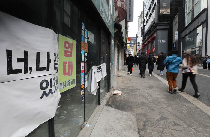 지난 1월 31일 서울 명동의 한 상가에 임대문의를 알리는 안내 문구가 붙어 있다. 김창길 기자