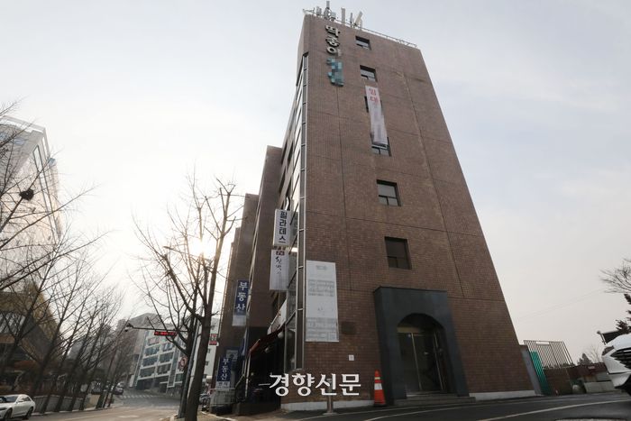 서울시가 제안한 ‘이태원 핼러윈 참사’ 추모 공간 중 한 곳인 서울 용산구 상가 건물의 7일 모습. /한수빈 기자