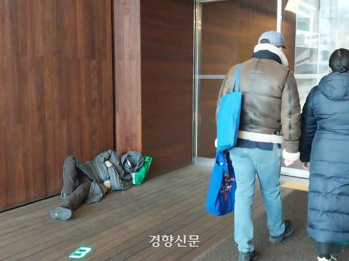 카텔란은 리움미술관 전시장 입구(사진)와 로비에 노숙자를 형상화한 작품 ‘동훈과 준호’(2023, 나무, 스티로폼, 스테인리스 스틸, 옷, 신발, 소품, 가변크기)를 설치해 한국의 노숙자 문제를 상기시킨다. 도재기기자