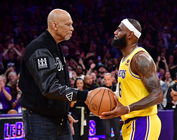 카림 압둘자바(왼쪽)가 자신의 통산 득점 기록을 깬 르브론 제임스를 축하하며 악수하고 있다. LA | USA투데이연합뉴스