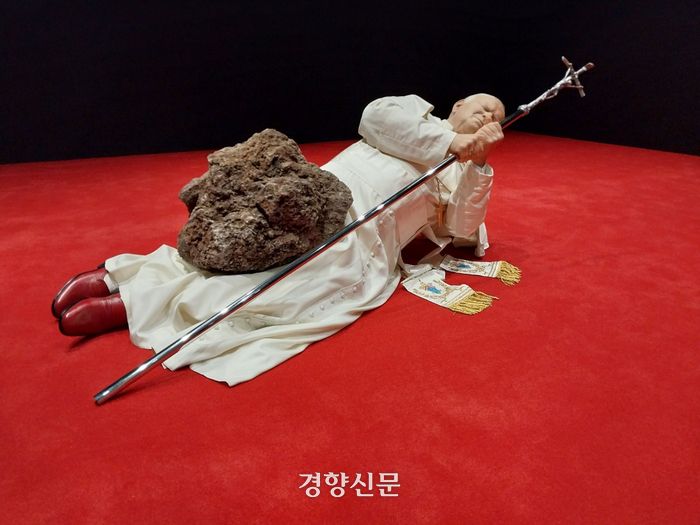 카텔란의 대표작 중 하나로 운석에 맞아 쓰러진 교황을 사실적으로 표현한 ‘아홉 번째 시간’(1999, 실리콘 고무, 머리카락, 옷, 십자고상, 돌 등, 가변크기). Courtesy of Maurizio Cattelan. 도재기기자