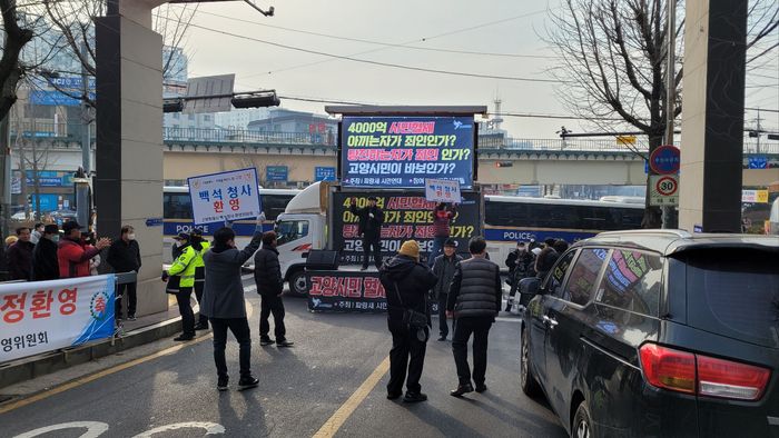 경기 고양시청 백석동 이전을 찬성하는 시민들이 지난 7일 고양시청 앞에서 집회를 하고 있다. 이상호기자