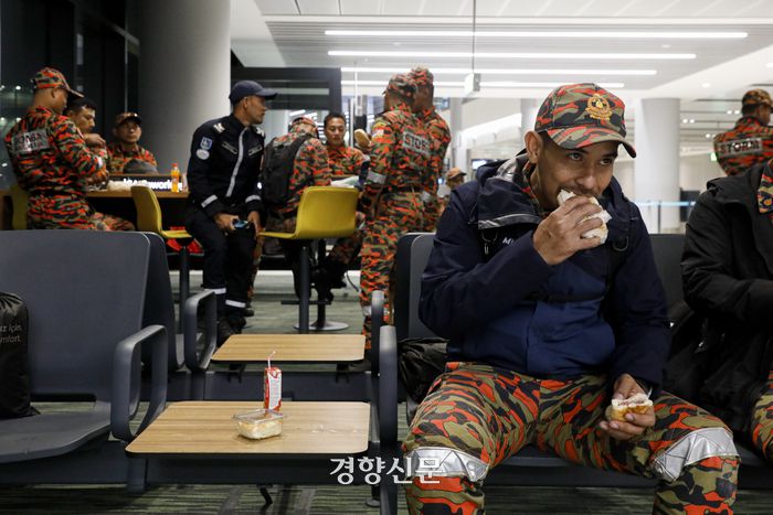 튀르키예 강진 4일차인 9일(현지시간) 튀르키예 이스탄불 국내선 공항 터미널에 말레이시아 구조대가 도착해 샌드위치를 먹으며 끼니를 해결하고 있다. 이스탄불(튀르키예)｜문재원 기자