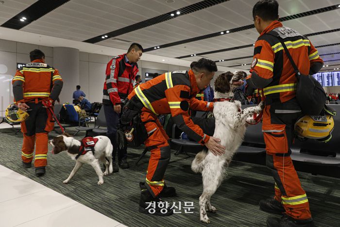 튀르키예 강진 4일차인 9일(현지시간) 튀르키예 이스탄불 국내선 공항 터미널에 홍콩 구조대가 도착하고 있다. 이스탄불(튀르키예)｜문재원 기자