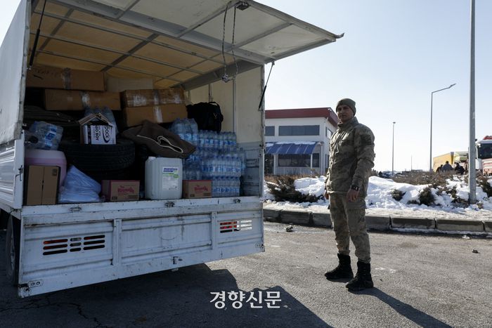 튀르키예 강진 4일차인 9일(현지시간) 튀르키예 니데에서 아다나로 향하는 고속도로 휴게소에 지진 피해 지역으로 향하는 구호차량들이 주차돼 있다. 아다나(튀르키예)｜문재원 기자